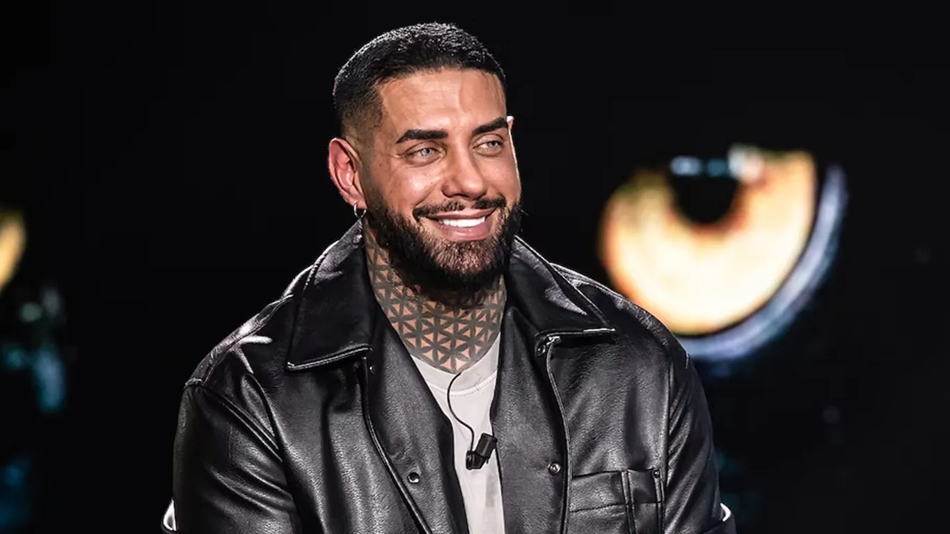 Francesco Chiofalo a Belve: «Occhi, naso e orecchie rifatti», il tumore al cervello e la candidatura a sindaco di Roma