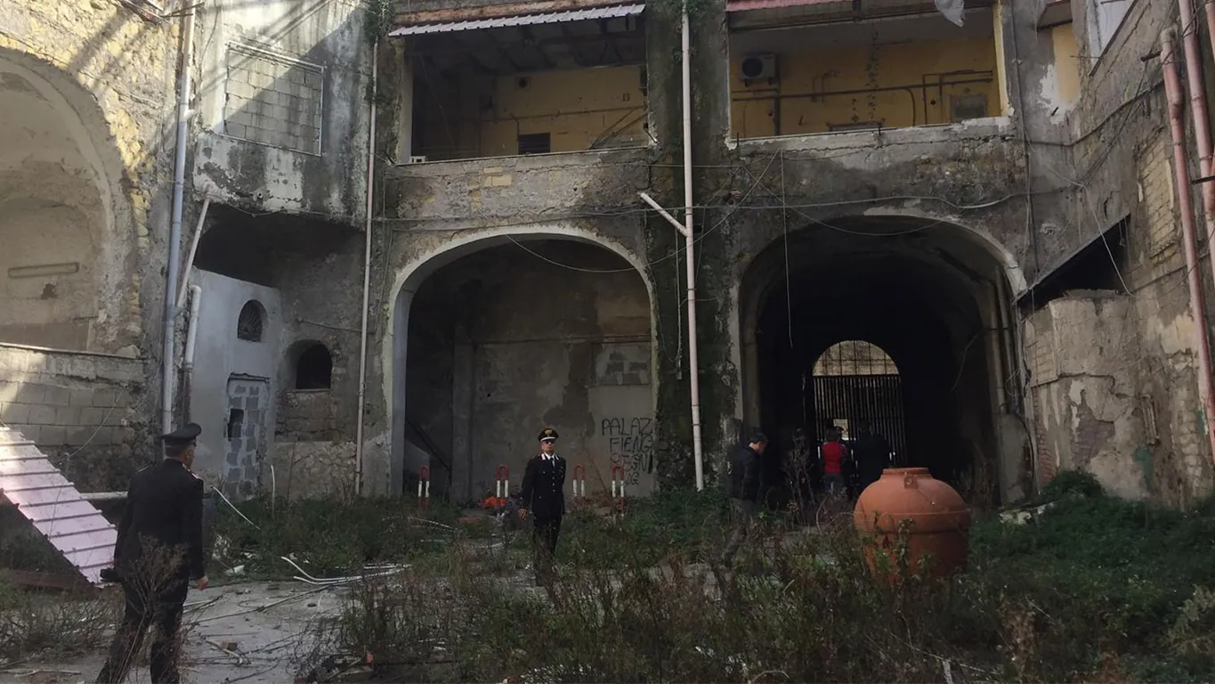 Palazzo Fienga, demolizione al via: polemica sugli indennizzi ai proprietari degli immobili