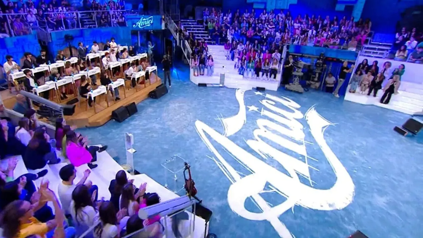 Amici 25, anticipazioni quinta puntata del Serale: sfide, ospiti e un solo eliminato