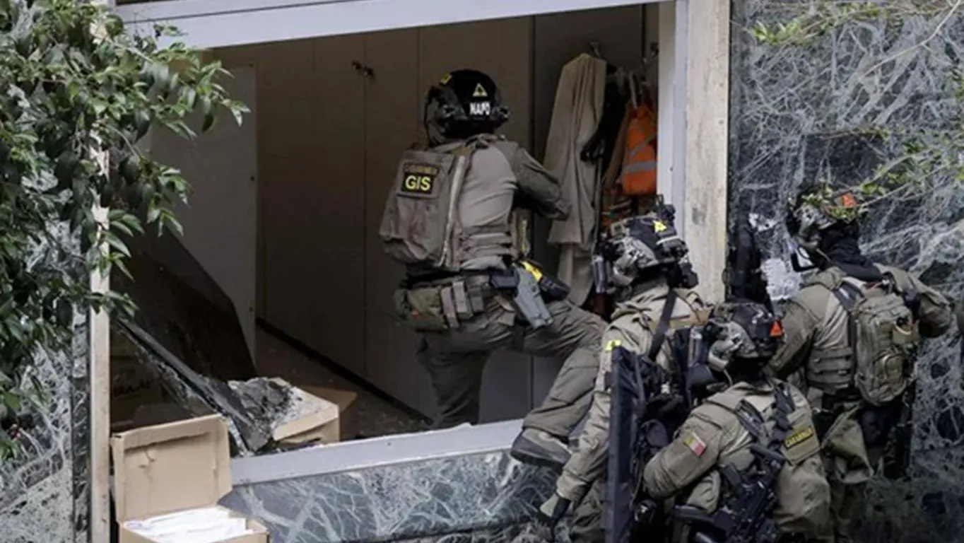 Napoli, rapina in banca con 25 ostaggi: caccia alla 'banda del buco'. Al vaglio immagini telecamere