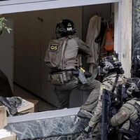 Napoli, rapina in banca con 25 ostaggi: caccia alla 'banda del buco'. Al vaglio immagini telecamere