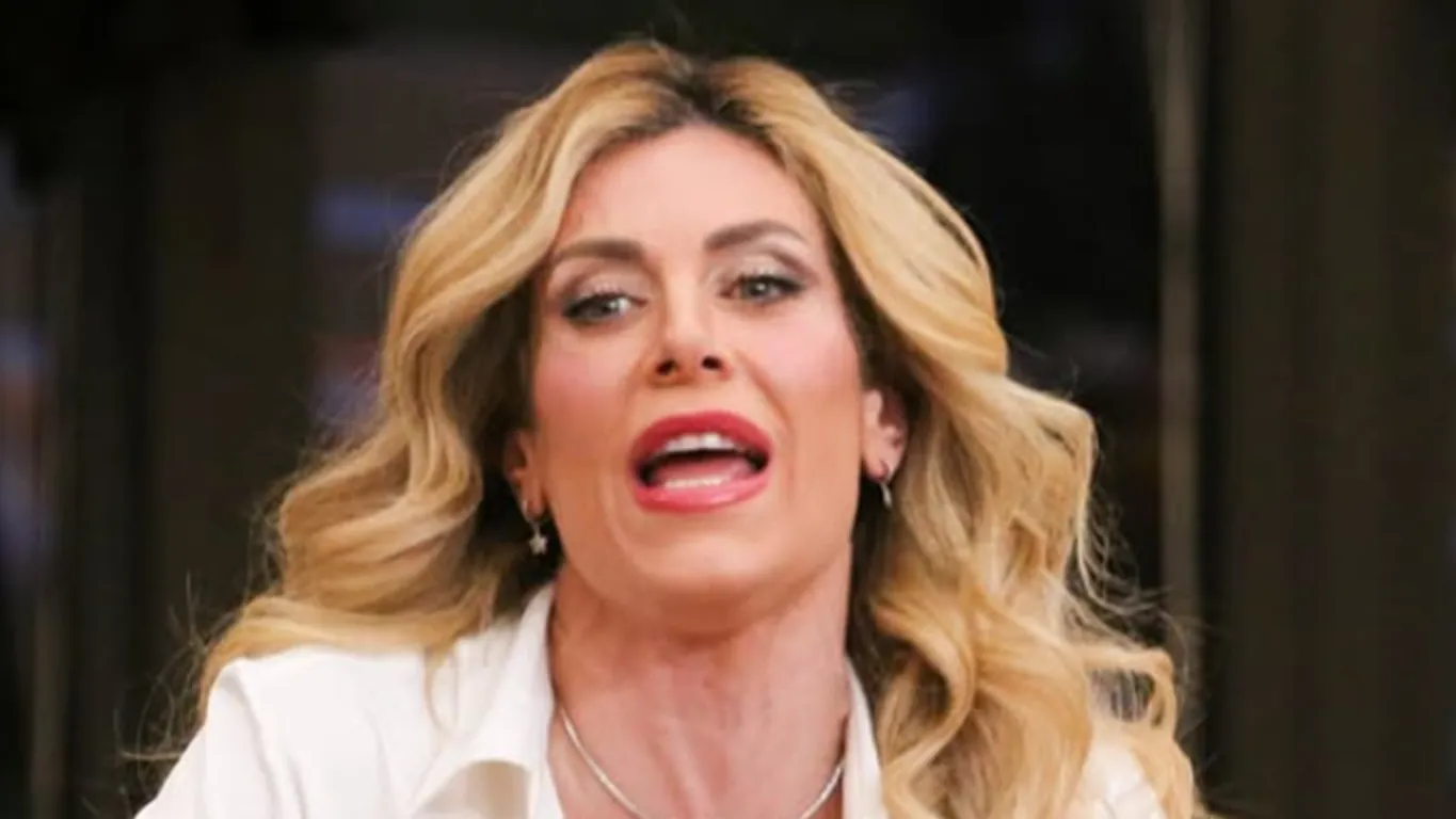 Grande Fratello Vip, Paola Caruso furiosa contro Antonella Elia: insulti choc e minaccia di lasciare la casa