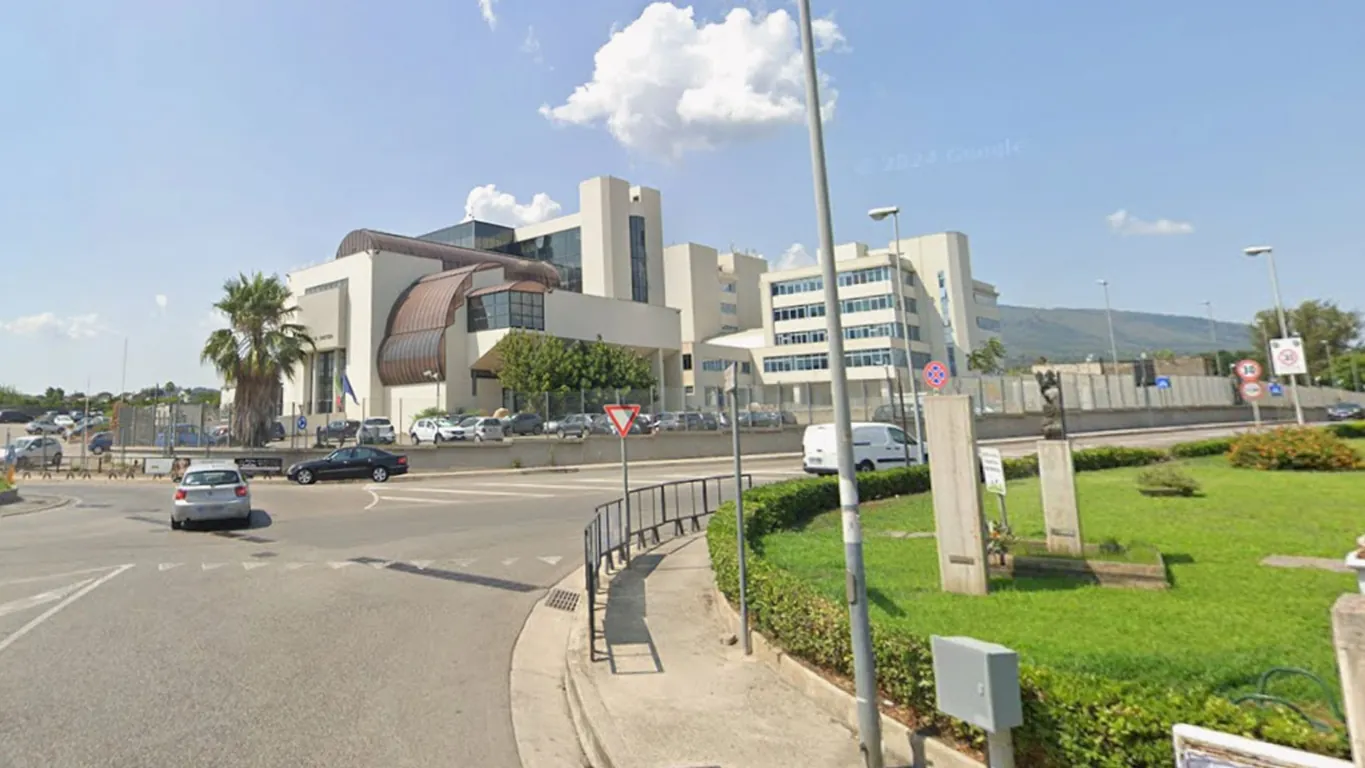 Torre Annunziata, tenta di lanciarsi dal secondo piano in Procura: salvata due volte