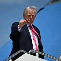 Iran-Usa, negoziati in bilico. Trump: "Accordo o distruggo tutto". Colpita e bloccata nave di Teheran