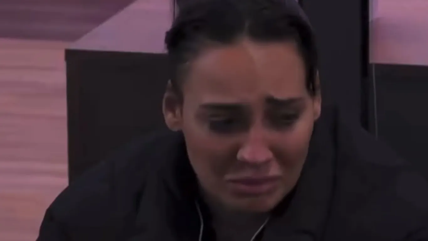 GF Vip, Francesca Manzini crolla in lacrime: “Sono un ce**o?”. Lo sfogo sulle sue insicurezze