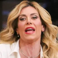GF Vip, spunta un retroscena su Paola Caruso: "Tre persone per bloccarla, ha gridato tutta notte"