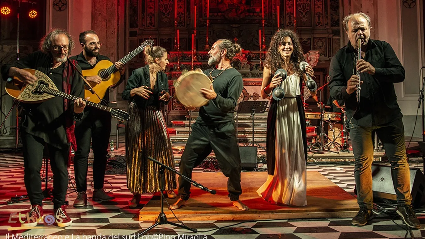 Ethnos per le scuole fa tappa a Torre del Greco: 400 studenti al concerto de La Banda del Sud