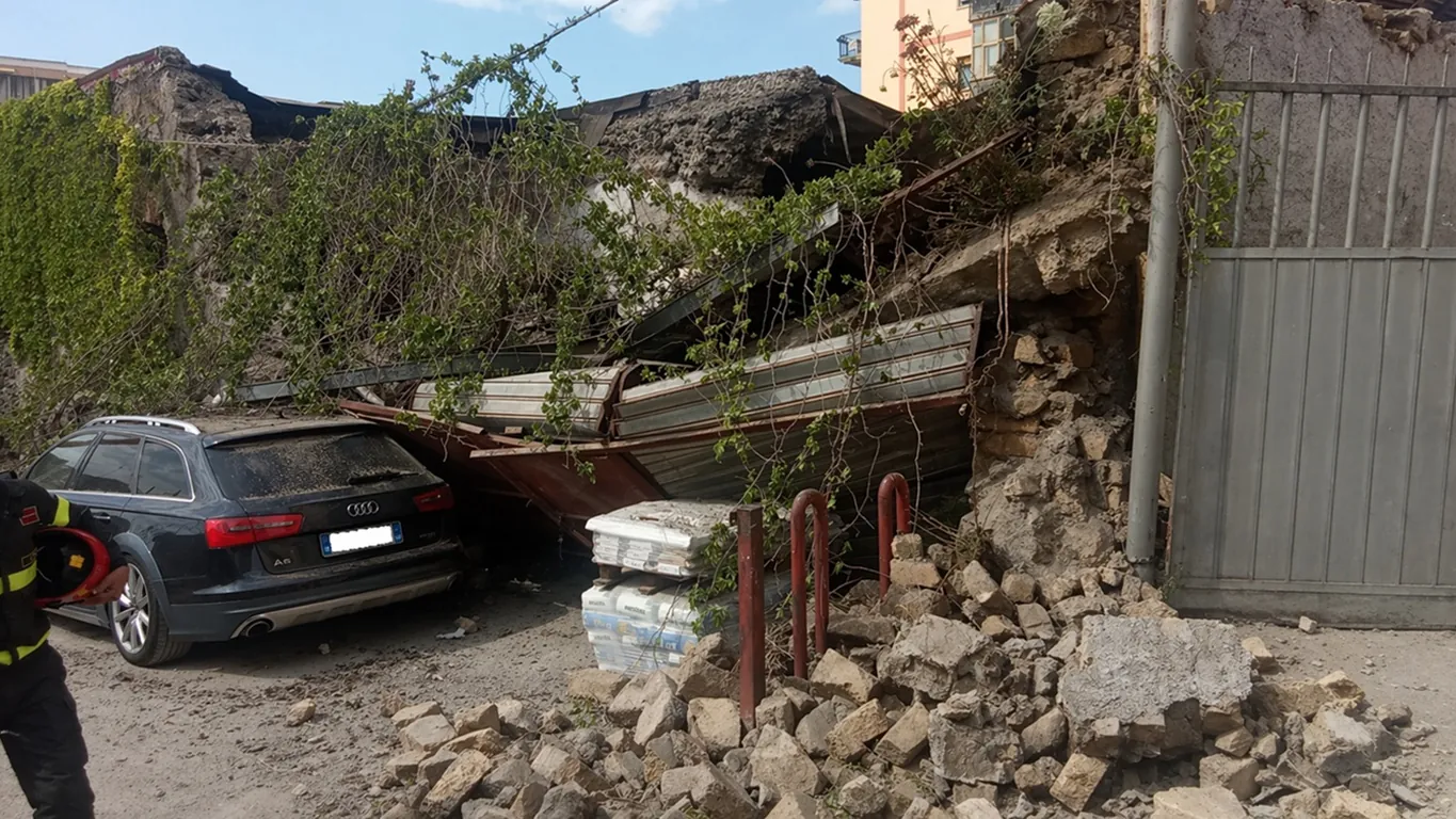 Crollo in via Dante a Torre Annunziata: distrutto un capannone, danneggiata un'auto