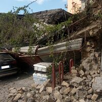 Crollo in via Dante a Torre Annunziata: distrutto un capannone, danneggiata un'auto