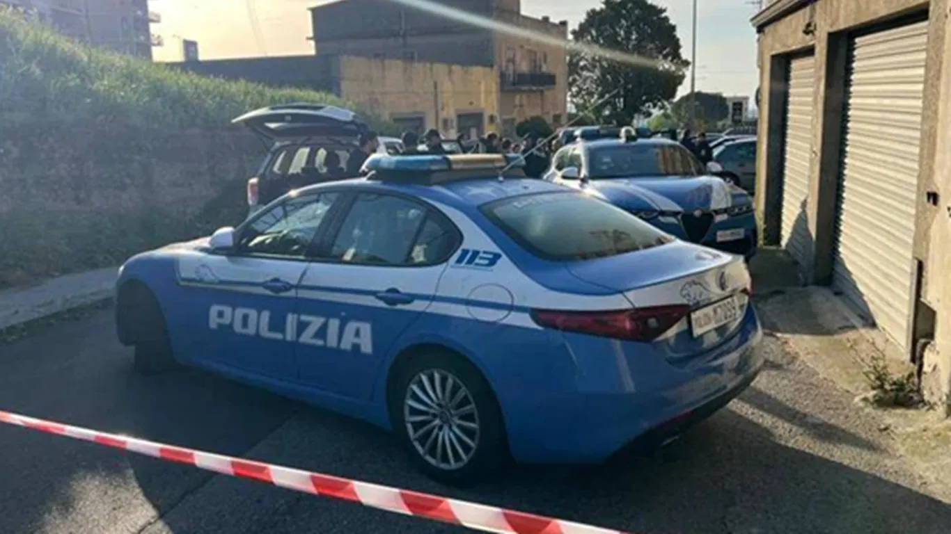 Catanzaro, donna si butta dal balcone con i figli: morta con due bimbi, la terza è grave