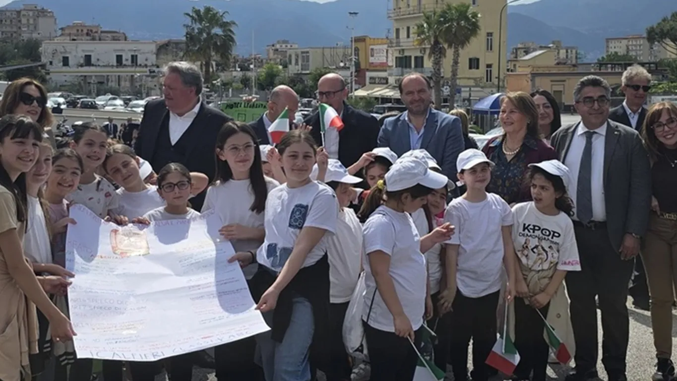 A Torre Annunziata gli studenti piantano alberi: ambiente e legalità guardano al futuro