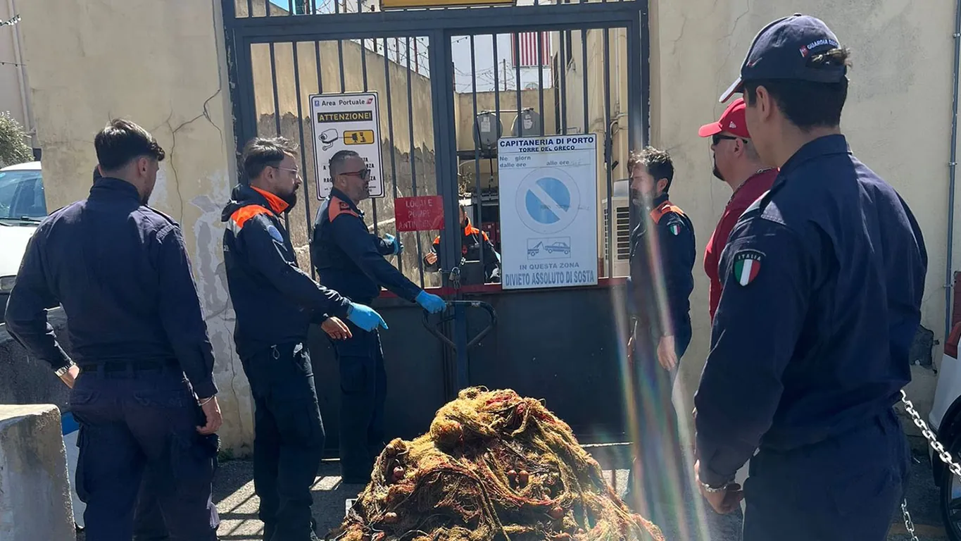 Rete da pesca illegale sequestrata a Torre del Greco: multa da mille euro