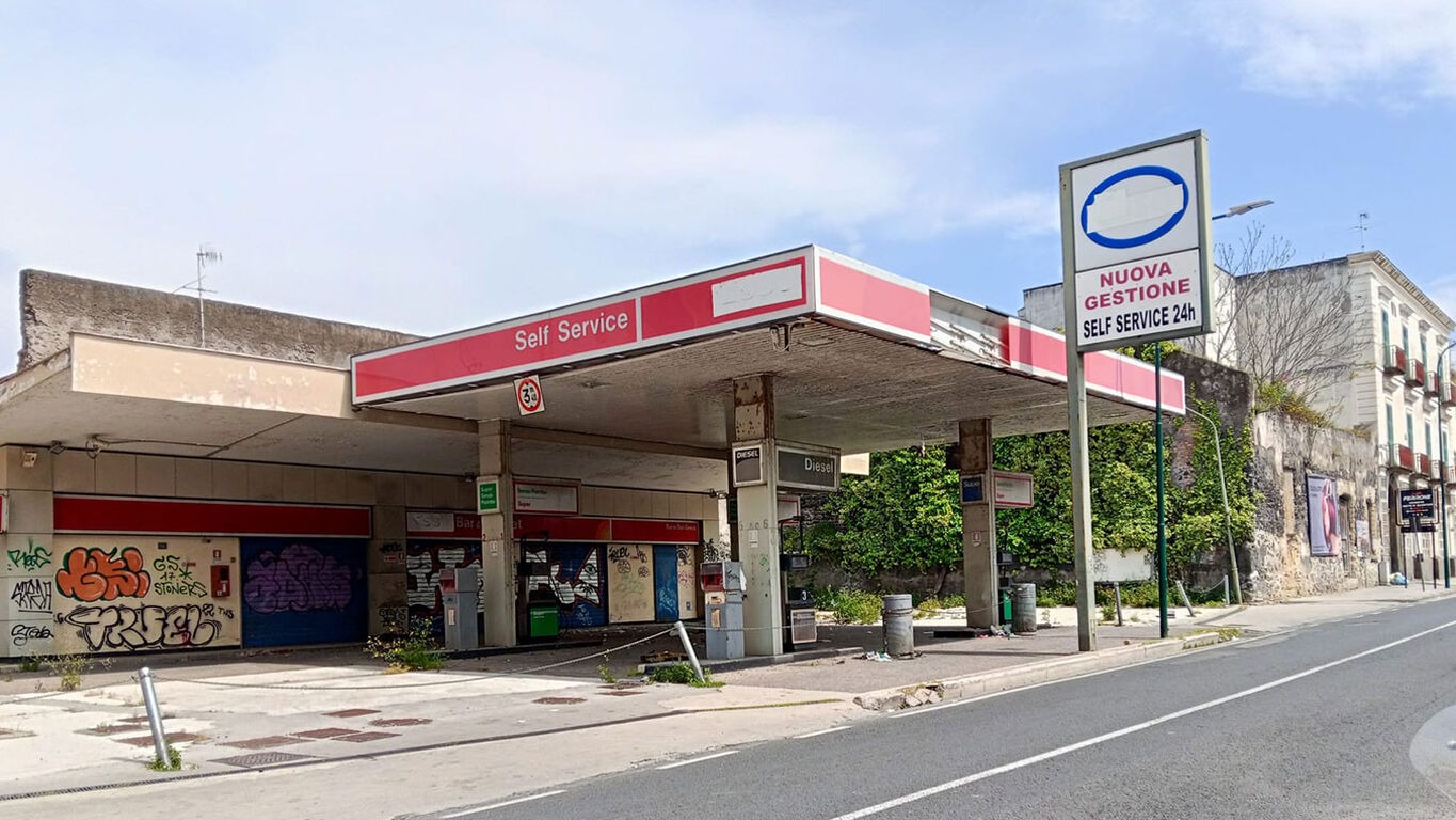 Torre del Greco , ex distributore nel degrado tra rifiuti e pericoli: “Area abbandonata da anni”