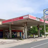 Torre del Greco , ex distributore nel degrado tra rifiuti e pericoli: “Area abbandonata da anni”