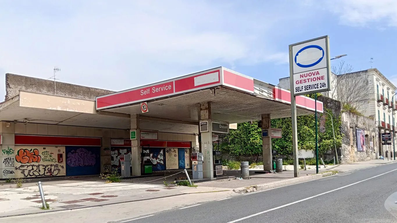 Torre del Greco , ex distributore nel degrado tra rifiuti e pericoli: “Area abbandonata da anni”