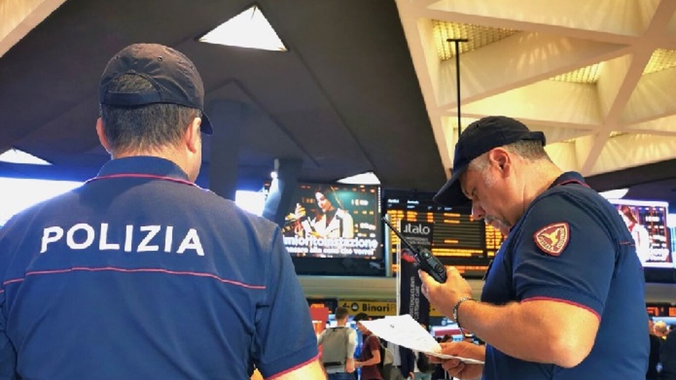 Napoli Centrale, controlli rafforzati: tre arresti tra violenza, droga e disordini