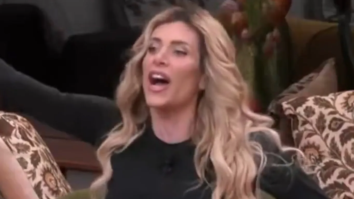 GF Vip, Paola Caruso fuori controllo: insulti choc e frasi discriminatorie, regia costretta a censurare