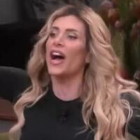 GF Vip, Paola Caruso fuori controllo: insulti choc e frasi discriminatorie, regia costretta a censurare