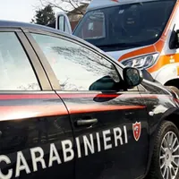 Dramma nel Napoletano: auto senza freno a mano schiaccia un uomo contro un muro