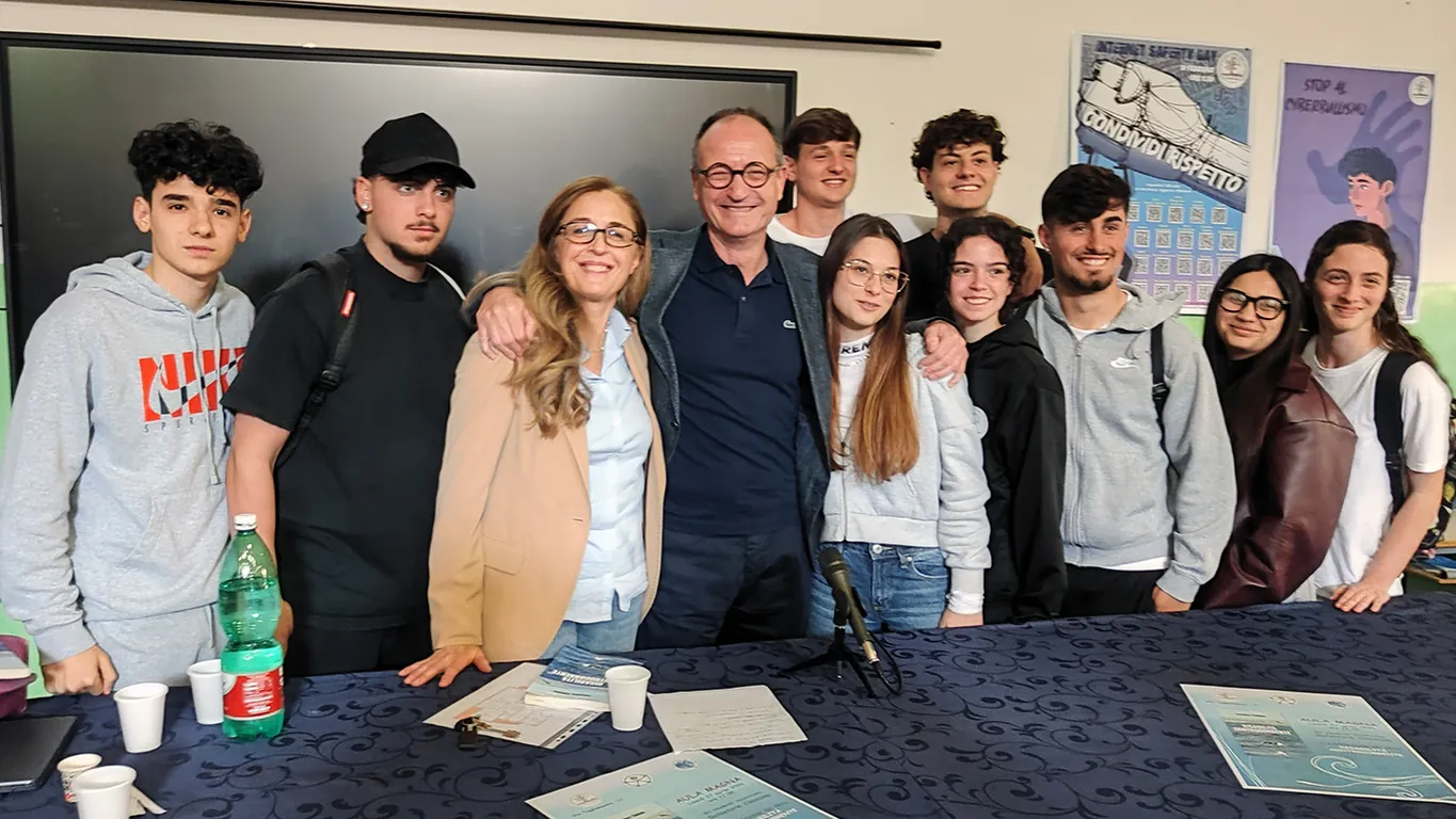 Torre Annunziata – I liceali del Pitagora-Croce: «Occorre tuffarsi nel mare dell'impegno sociale»