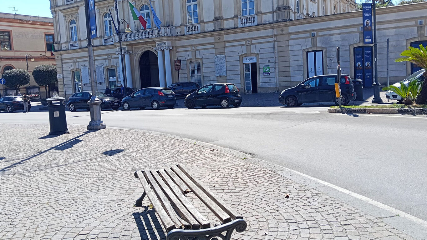 Pompei, panchine pericolose in piazza Bartolo Longo: degrado nel cuore della città