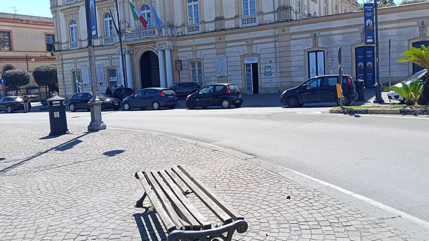 Pompei, panchine pericolose in piazza Bartolo Longo: degrado nel cuore della città