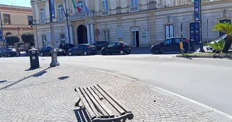 Pompei, panchine pericolose in piazza Bartolo Longo: degrado nel cuore della città