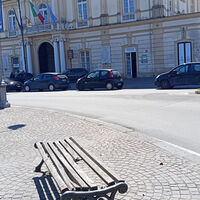 Pompei, panchine pericolose in piazza Bartolo Longo: degrado nel cuore della città