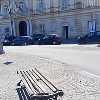 Pompei, panchine pericolose in piazza Bartolo Longo: degrado nel cuore della città