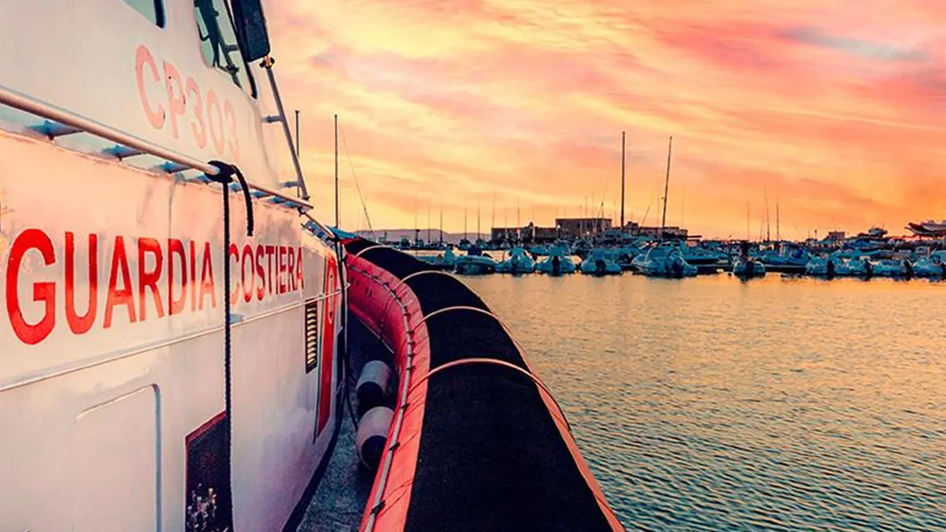 Castellammare, si tuffa per salvare il cane e rischia di annegare: salvati dalla Guardia Costiera