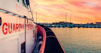 Castellammare, si tuffa per salvare il cane e rischia di annegare: salvati dalla Guardia Costiera