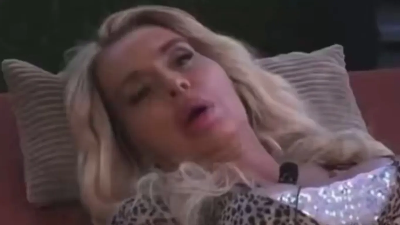 Grande Fratello Vip, paura nella notte: Valeria Marini si sente male e vomita. Cosa sta succedendo