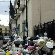 Rifiuti dinanzi al Comune, la protesta dei dipendenti