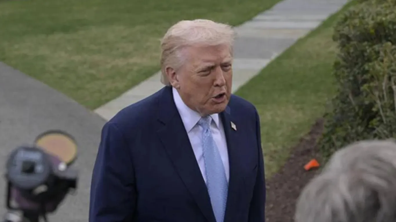 Trump boccia la proposta dell'Iran, Hormuz resta chiuso: "Teheran sta per crollare"