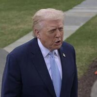 Trump boccia la proposta dell'Iran, Hormuz resta chiuso: "Teheran sta per crollare"