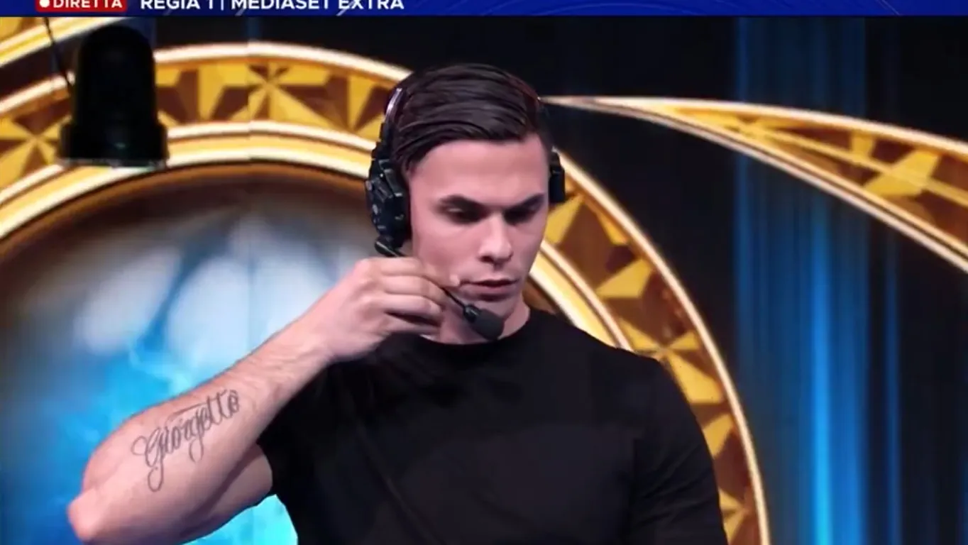 GF Vip, errore della regia che inquadra un tecnico del reality e il web impazzisce: chi è Federico