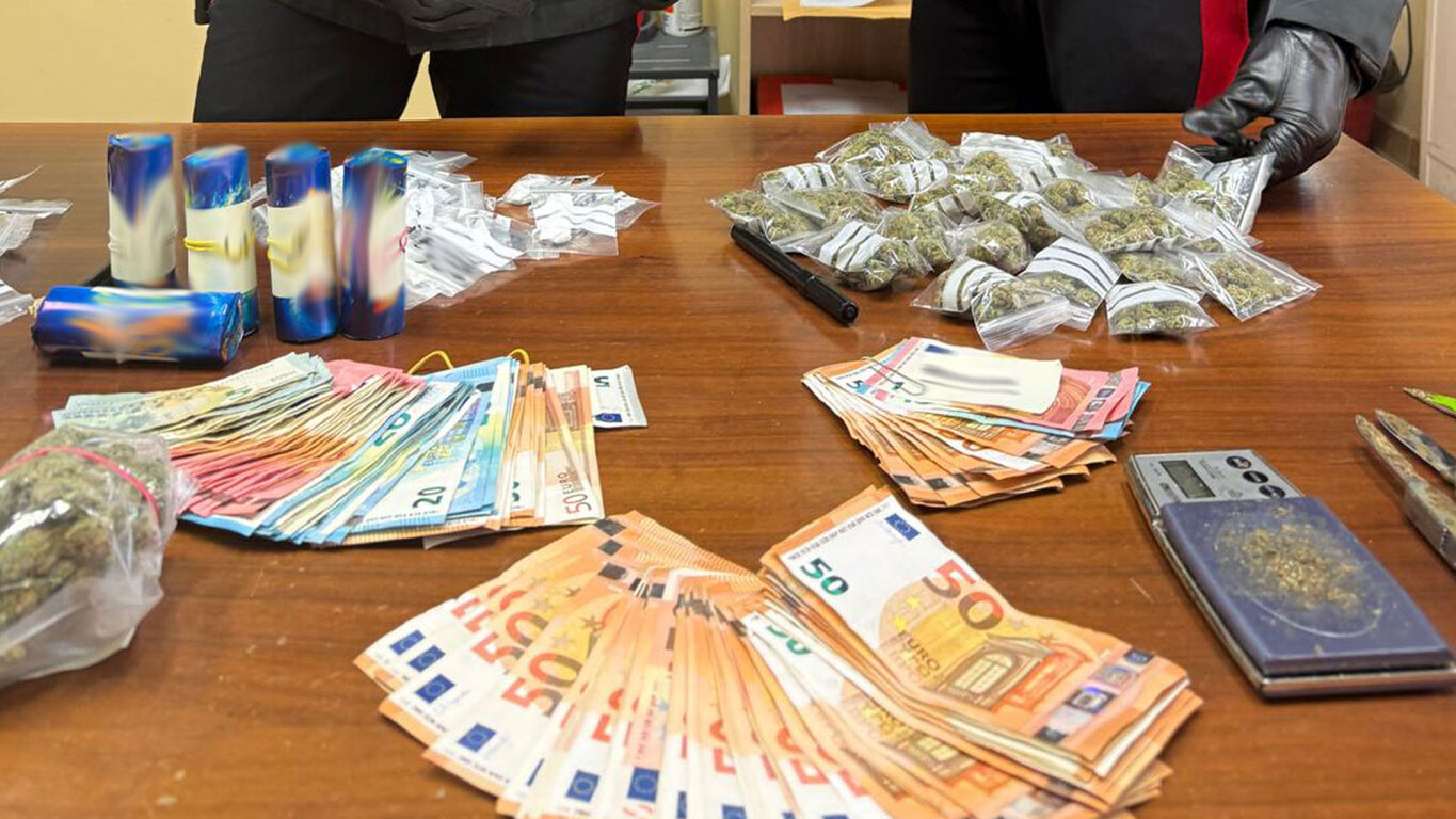 Sfreccia nel traffico e viene fermato giovane di Castellammare: in casa e nel garage droga e oltre 4mila euro