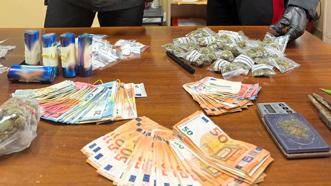 Sfreccia nel traffico e viene fermato giovane di Castellammare: in casa e nel garage droga e oltre 4mila euro