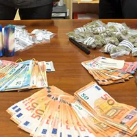 Sfreccia nel traffico e viene fermato giovane di Castellammare: in casa e nel garage droga e oltre 4mila euro