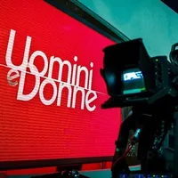Anticipazioni Uomini e Donne: Alessio e Deborah lasciano insieme, scontro tra le corteggiatrici di Ciro