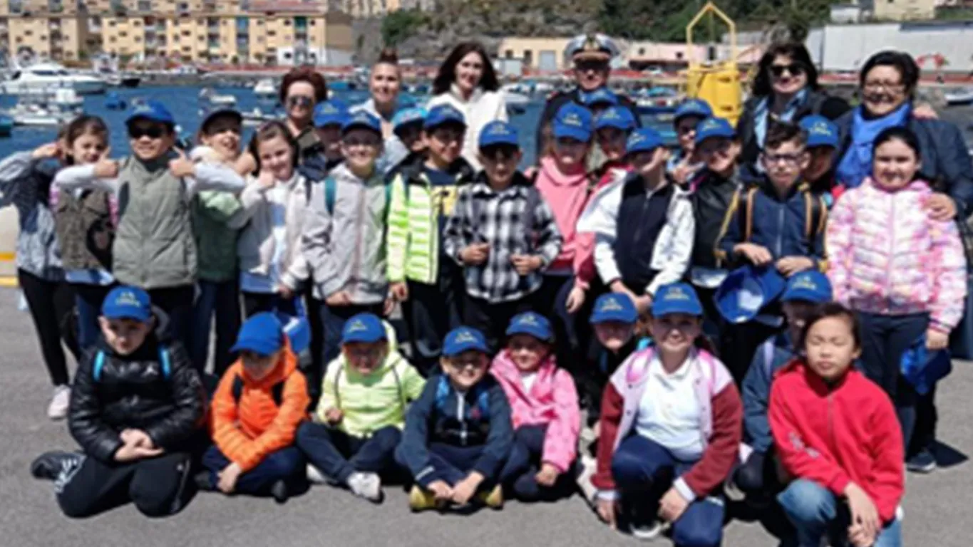 Torre Annunziata, la Guardia Costiera incontra 200 studenti: lezioni su mare, legalità e ambiente