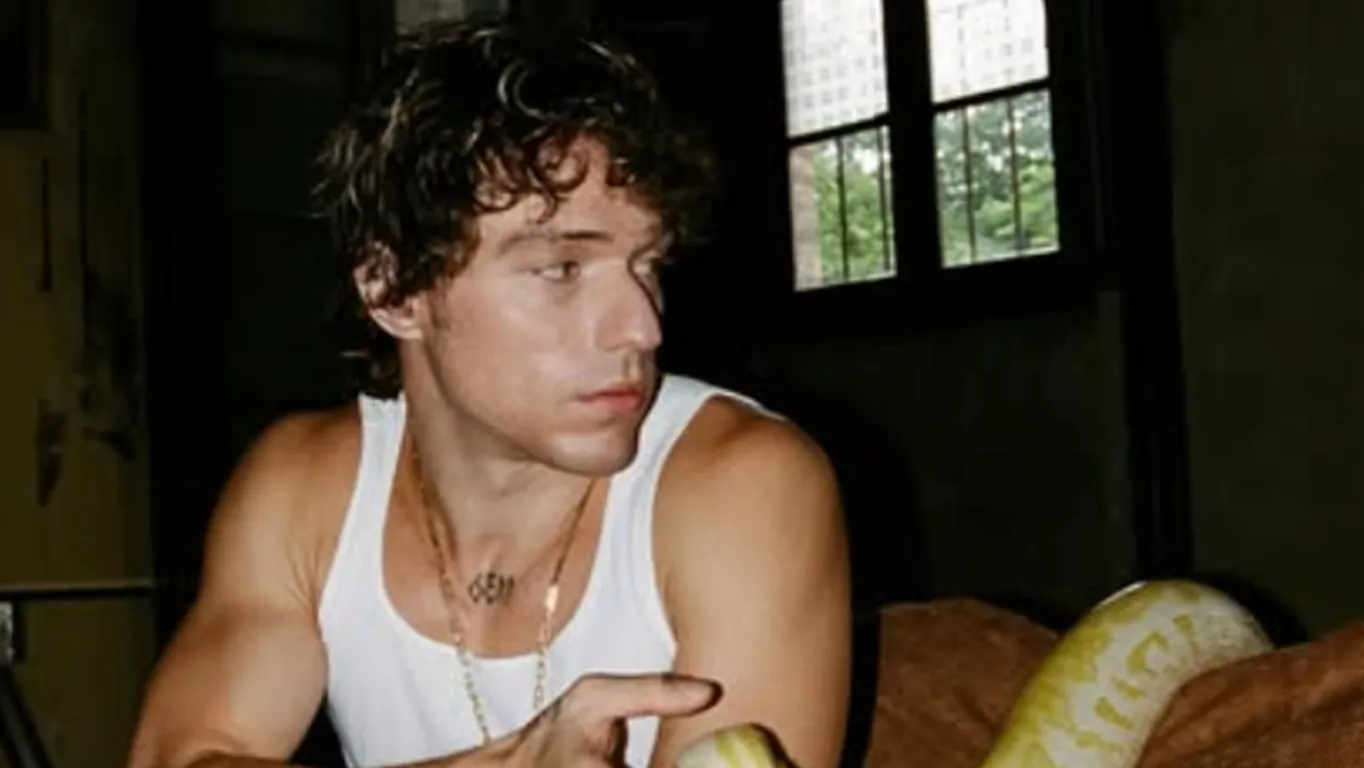 Irama rompe il silenzio: “Sono innamorato”, la confessione inedita sulla sua vita sentimentale