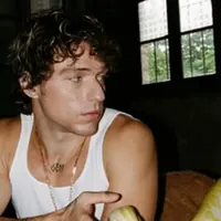 Irama rompe il silenzio: “Sono innamorato”, la confessione inedita sulla sua vita sentimentale