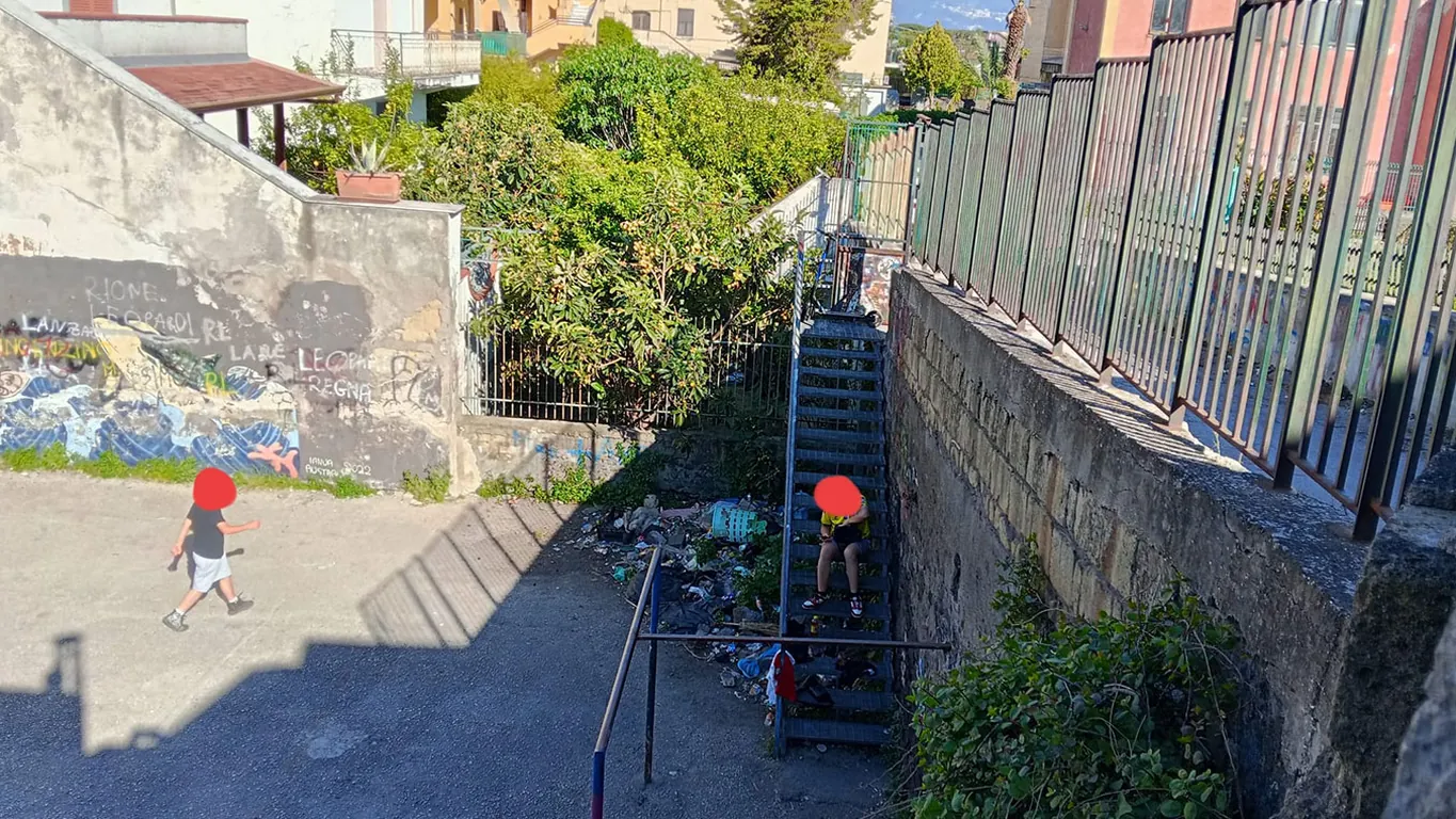 Torre del Greco, Contrada Leopardi nel degrado: piazza-parcheggio e area antistante la scuola abbandonata