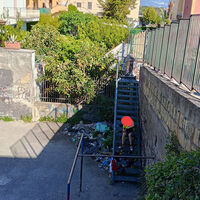 Torre del Greco, Contrada Leopardi nel degrado: piazza-parcheggio e area antistante la scuola abbandonata