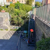 Torre del Greco, Contrada Leopardi nel degrado: piazza-parcheggio e area antistante la scuola abbandonata