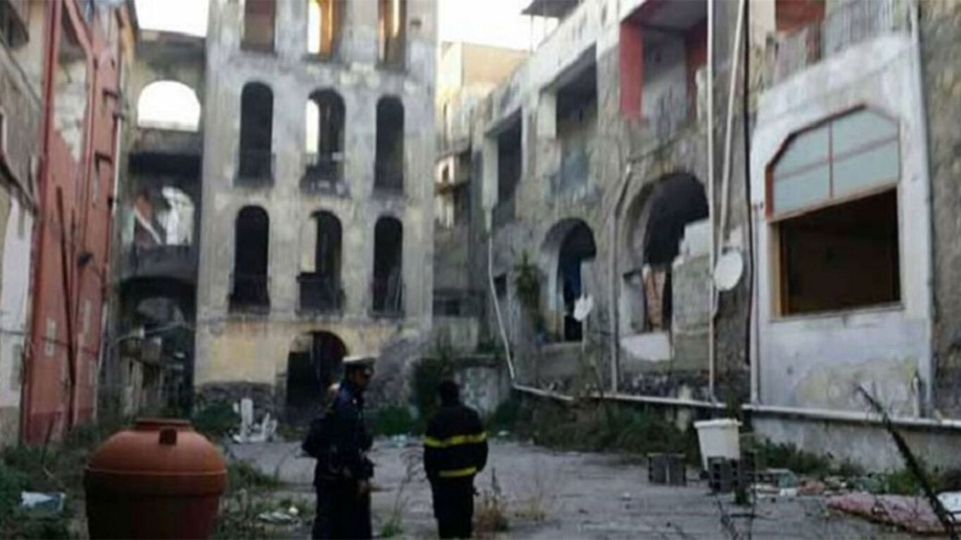 Torre Annunziata, al via la demolizione di Palazzo Fienga: arrivano Salvini e Piantedosi