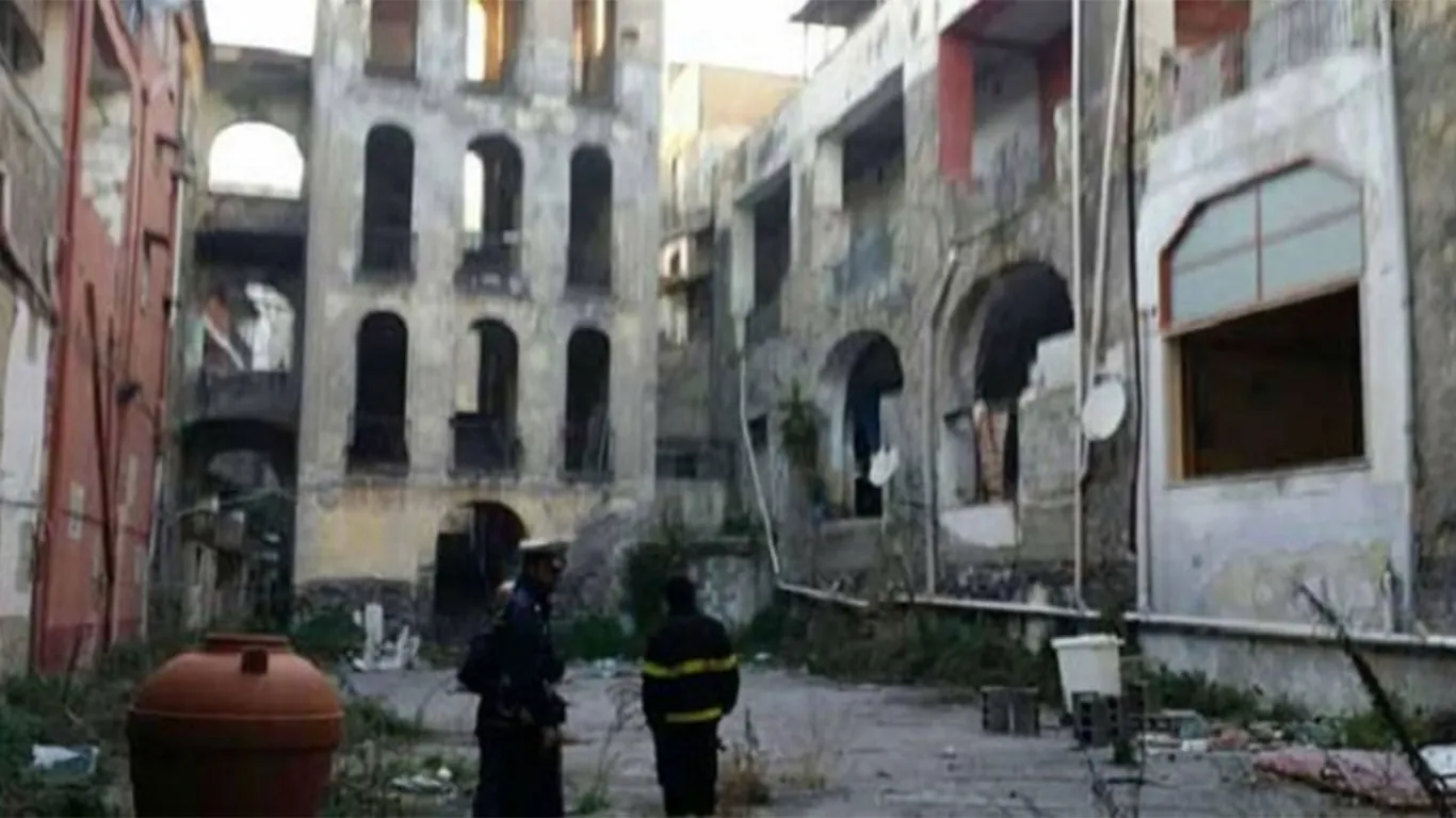 Torre Annunziata, al via la demolizione di Palazzo Fienga: arrivano Salvini e Piantedosi
