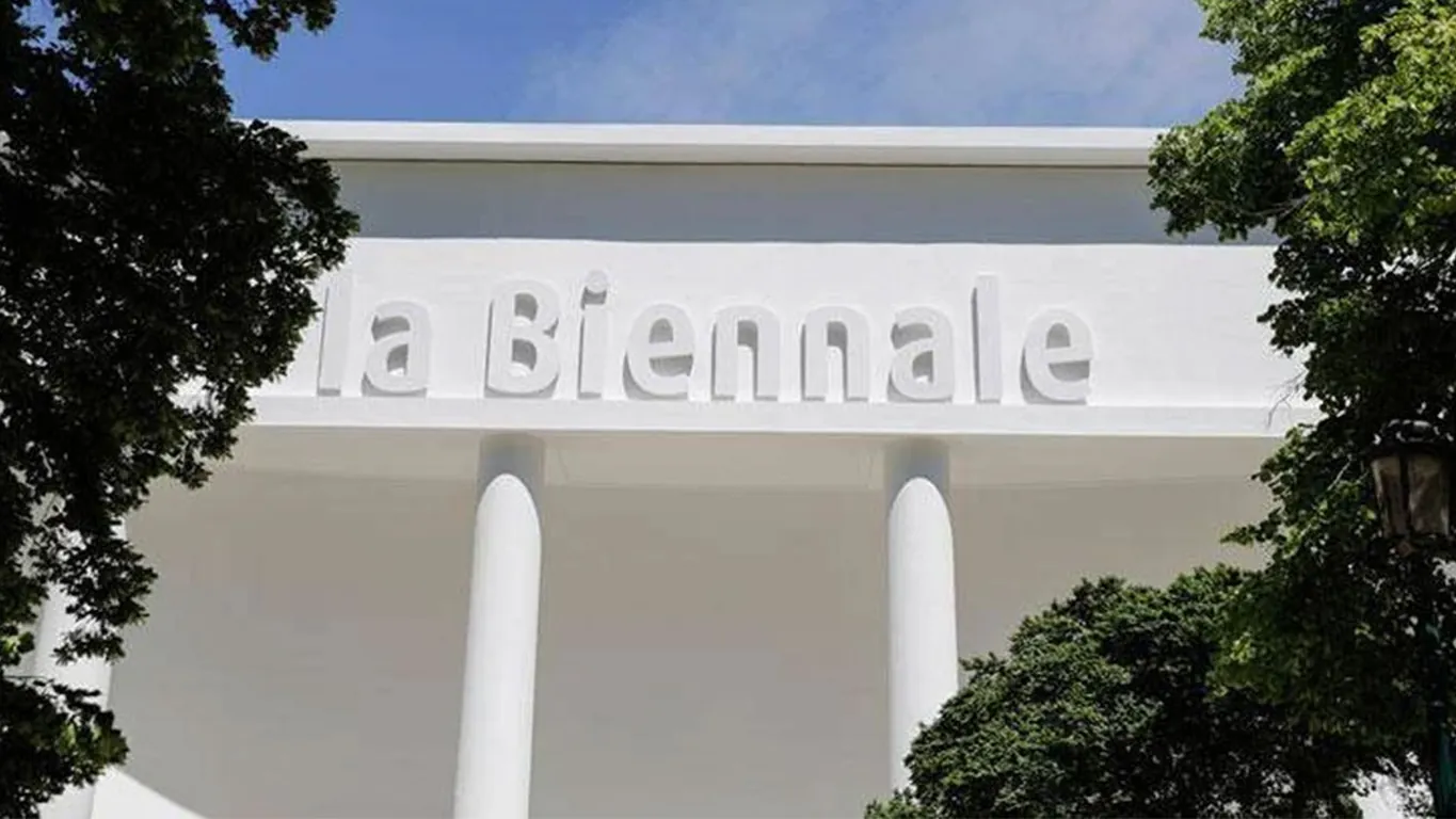 Biennale Arte, caos a Venezia: si dimette la giuria, Mic smentisce il commissariamento