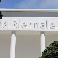 Biennale Arte, caos a Venezia: si dimette la giuria, Mic smentisce il commissariamento
